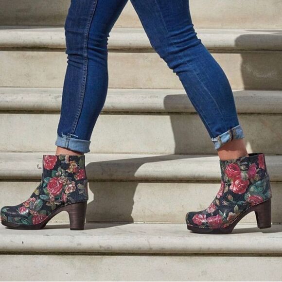 Sanita Safran Size 37 - 6 cracked leather clog ankle boots in floral rose - Picture 2 of 16